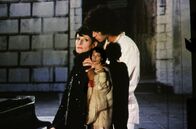 Barbara – Die Ähnlichkeit zwischen Chansonsängerin Barbara und Schauspielerin Brigitte (Jeanne Balibar, vo.), die sie verkörpert, ist frappierend.