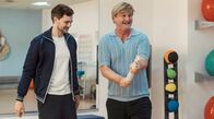 Sweat – SÃœDWESTRUNDFUNK Sweat, Episode 1: Pilot - DebÃ¼t im Dritten Raimund (Detlev Buck) ist Ã¼berzeugt, dass er mit Theo (Phil Laude) einen guten Fang fÃ¼r seine â€žPerleâ€œ getan hat. Â