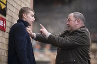 New Blood - Tod in London – Derek Sands (Mark Addy, r.) verhört William Gardner (Jim English, l.) einen Mitarbeiter der Security-Firma Ayjay Alarms.