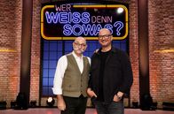 Wer weiß denn sowas? – moderator Horst Lichter (l.) und der Kunsthändler und Sachverständiger in der ZDF-Sendereihe ‚Bares für Rares‘, Sven Deutschmanek (r.).