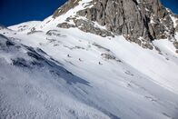 Bergwelten – Peter Gamsjäger, Phillipp Schörghofer und Andreas Goldberger bei Skiabfahrt, während ServusTV´s Hochkönig Films am Hochkönig bei Mühlbach, Salzburg, Österreich am 22.03.2023