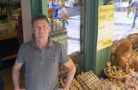 Im Bauch von ... – Wolfgang Kager vor seinem Honigladen auf dem Münchner Viktualienmarkt