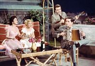 Charleys Tante – Ralf (Claus Biederstaedt, hinten) und Charely (Walter Giller) heizen den hübschen Touristinnen Ulla (Elisa Loti, 2. v. re.) und Britta (Ina Peters) mächtig ein.