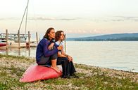 WaPo Bodensee – Der Wassersportlehrer von Julia Demmler (Wendy Güntensperger, r.) wurde tot aus dem Bodensee geborgen. Sie wollte der Witwe Catrin Dellbrück (Maddalena Noemi Hirschal, l.) die Nachricht persönlich überbringen.