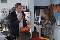 Single Parents – Douglas Fogerty (Brad Garrett, l.); Poppy Banks (Kimrie Lewis, r.)