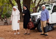 Um Himmels Willen – Schwester Hanna (Janina Hartwig, Mitte) besucht zusammen mit Bürgermeister Wöller (Fritz Wepper) ihre Freundin Lotte (Jutta Speidel), die in Afrika eine Mission leitet.