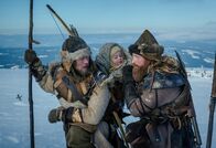 The Last King - Der Erbe des Königs – In den norwegischen Bergen kämpfen Skjervald (Jakob Oftebro, l.), Torstein (Kristofer Hivju, r.) und der kleine Håkon Håkonsson ums Überleben.