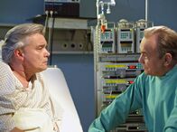 In aller Freundschaft – MDR Fernsehen IN ALLER FREUNDSCHAFT FOLGE 281, "Alte Liebe, neues Glück" Uhr. In der Sachsenklinik taucht überraschend Prof. Simonis (Dieter Bellmann, re.) Bruder Helmut Simoni (Günter Kurze, li.) auf, um sich angeblich einer Routineuntersuchung zu unterziehen. Doch der wahre Grund lässt nicht lange auf sich warten - er will das Haus seiner Eltern verkaufen.