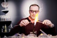 Heimatleuchten – Glasbläser Seppi Slavenmoser bei der Arbeit.