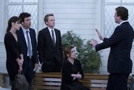 How I Met Your Mother – Ted (Josh Radnor, 2.v.l.), Barney (Neil Patrick Harris, M.), Lily (Alyson Hannigan, 2.v.r.) und Robin (Cobie Smulders, l.) sind zur Beerdigung von Marshalls (Jason Segel, r.) Vater Marvin nach Minnesota gefahren. Dort versucht jeder, auf seine Weise Marshall aufzuheitern. Doch wird es ihnen gelingen?