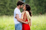 Sturm der Liebe – Maxi (Katharina Scheuba, r.) erinnert sich an einen ungetrübt glücklichen Moment mit Henry (Elias Reichert, l.).