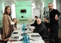 Seitensprung – ARD SEITENSPRUNG, Deutschland 2014, Regie Sabine Boss Uhr im Ersten Die erfolgreiche Marketingspezialistin Fiona (Claudia Michelsen, li.) überrascht den Creative Director (Maximilian Engelhardt, re.) und dessen Assistenten Thorsten (Martin Laune, 2. v. re.) und Susanne (Lisa Hofer, 2. v. li.) mit ihrer Kündigung.
