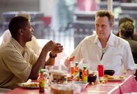 Mann unter Feuer – John W. Creasy (Denzel Washington, l.) und Paul Rayburn (Christopher Walken) Die Verwendung des sendungsbezogenen Materials ist nur mit dem Hinweis und Verlinkung auf TVNOW gestattet.; John W. Creasy (Denzel Washington, l.) und Paul Rayburn (Christopher Walken) Die Verwendung des sendungsbezogenen Materials ist nur mit dem Hinweis und Verlinkung auf TVNOW gestattet.