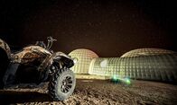 Terra X: Aufbruch ins All – Nachtimpression aus dem Wüstencamp, in dem Wissenschaftler eine Mars-Mission simulieren.