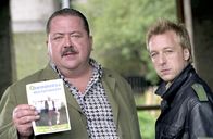 Die Rosenheim-Cops – Kommissar Korbinian (Joseph Hannesschläger, l.) Hofer und sein Kollege Michi Mohr (Max Müller) können bei ihrem Verhör einen Trumpf aus dem Ärmel ziehen, denn offenbar hat die Werbekampagne für Ökoquell etwas mit dem Mord zu tun.