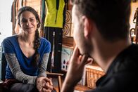 Lena Lorenz – Julia Obermeier (Liane Forestieri) fühlt sich noch nicht fit genug für geführte Wandertouren. Doch vielleicht kann Marlon Schubert (Nicolas Wolf) sie unterstützen.