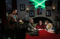 The Big Bang Theory – Als Howard (Simon Helberg, 2.v.r.) sich seinen abendlichen Fantasien mit Katee Sackhoff (Katee Sackhoff, 2.v.l.) hingeben will, durchkreuzt zunächst die imaginäre Bernadette (Melissa Rauch, r.) seine Pläne, dann zu seiner Verwirrung auch George Takei (George Takei, l.) ...