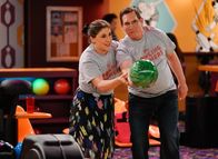 Call Me Kat – Kat (Mayim Bialik, l.); Wyatt (Tim Bagley, r.)