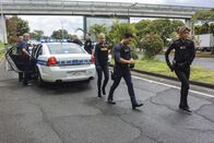 Hawaii Five-0 – Geben nicht auf, um die Mädchen zu retten: Kono (Grace Park, r.), Chin (Daniel Dae Kim, 2.v.r.) und Abby (Julie Benz, 3.v.r.) ...