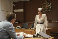 The Outlaws – Gregory Dillard (Stephen Merchant, l.); Lady Gabriella Penrose-Howe (Eleanor Tomlinson, r.)
