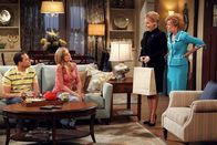 Two and a Half Men – Evelyn (Holland Taylor, r.) und Jean (Georgia Engel, 2.v.r.), die Mütter von Alan (Jon Cryer, l.) und seiner Freundin Lyndsey (Courtney Thorne-Smith, 2.v.l.), haben ein Verhältnis begonnen, worüber Alan und Lyndsey natürlich alles andere als begeistert sind ...