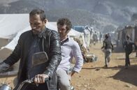 Kampf um den Halbmond – Antoine (Félix Moati, re.) überschreitet die Grenze der Türkei nach Syrien.