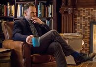 Elementary – Denkt darüber nach, wie er die Bissspuren am Hals des Opfers analysieren könnte: Holmes (Jonny Lee Miller) braucht Angaben über die Gebissreihen von Verdächtigen, und um an diese Krankendaten heranzukommen, bedarf es eines raffinierten Hackers ...