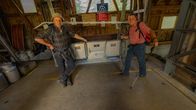 freizeit – Mit einer Original-Holzkistenbahn in Starkenbach/Kanton Sankt Gallen sind Dr. Roland Baumgartner (Buchautor und Seilbahn-Experte, rechts) und der Schmidt Max steil unterwegs.