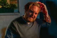 Der Spalter – Für Lars (Axel Stein) hat der Grillnachmittag bei seinem Mitarbeiter Oliver kein gutes Ende genommen.