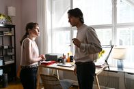 Der Alte – Tanja Gebhardt (Linda Stockfleth) weiß nicht, ob sie ihrem Freund Benjamin Lauer (Thomas Hauser) noch vertrauen kann.