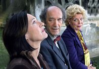 Im besten Alter – Bei dem lebenserfahrenen Witwer Gustav Wittke (Georg Tryphon) können Mary-Lou (Peggy Lukac, rechts) und Hanne (Charlotte Schwab), die sich von ihren Männern vernachlässigt fühlen, ihr Herz ausschütten.