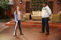 Last Man Standing – Eve (Kaitlyn Dever, l.); Chuck Larabee (Jonathan Adams, r.)