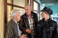 Notruf Hafenkante – Der Vater (Siemen Rühaak, M.) und die Großmutter (Luise Deschauer, l.) klären Franzi (Rhea Harder, r.) über die nicht einfachen Familienverhältnisse auf.