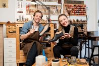 Checker Tobi – Schuhe tragen wir jeden Tag. Aber wie werden sie hergestellt? Das checkt Tobi mit Schuhmacherin Lu.