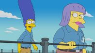 Die Simpsons – Marge (l.); Sarah (r.)