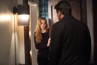 Castle – Nach wie vor hat Castle (Nathan Fillion, r.) große Probleme damit, dass Alexis (Molly C. Quinn, l.) inzwischen nicht mehr bei ihm, sondern in einer eigenen Wohnung wohnt ...