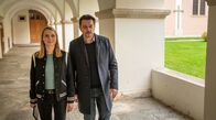 Steirerschuld – Auf der Suche nach dem Kloster-Mörder: Chefinspektor Sascha Bergmann (Hary Prinz, rechts) und seine Partnerin Anni (Anna Unterberger, links).