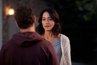 Sorry for Your Loss – Ken (Justin Bartha, l.); Tracey (Sandrine Holt, r.)