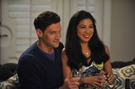 Cooper Barrett's Guide to Surviving Life – Nachdem Kelly als Babysitter eingesprungen ist, glaubt Leslie (Liza Lapira, r.), dass sie beste Freundinnen werden können. Doch als Josh (Justin Bartha, l.) involviert wird, nimmt das Ganze eine ungewollte, seltsame Wendung ...