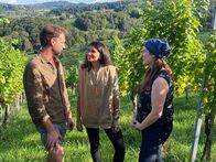 Hoagascht – Moderatorin Conny Bürgler (rechts) im Gespräch mit Jürgen Trummer (links) und seiner Freundin Bianca (mitte) während ServusTV's Hoagascht „In der Buschenschank" Weingut Trummer in Spielfeld, Steiermark Österreich am 17. September 2025.
