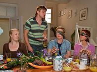 In aller Freundschaft – Bei einem Abendessen im Hause Heilmann versuchen Pia (Hendrikje Fitz, rechts) und Jakob (Karsten Kühn, 2. von rechts) in Nadines "dunkle Welt" einzutauchen, sehr zum Amüsement von Nadine (Katharina Heyer) und Sebastian (Steve Wrzesniowski, 2. von links).