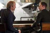 Elementary – Ein neuer Fall bringt Sherlock Holmes (Jonny Lee Miller, r.) und seinen Bruder Mycroft (Rhys Ifans, l.) zueinander ...