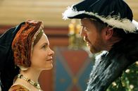 Wolf Hall – Jane Seymour (Kate Phillips) und König Henry VIII. (Damian Lewis) schauen sich liebevoll an.
