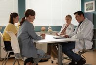 In aller Freundschaft – Emilia Ulrich (Marlina Mitterhofer, li.) und ihre Mutter Anna (Isabella Bartdorff, 2.v.li.) hatten die Gebärmuttertransplantation eigentlich abgesagt, doch nun haben sie sich wieder umentschieden. Dr. Ina Schulte (Isabell Gerschke, 2.v.re.) und Dr. Philipp Brentano (Thomas Koch, re.) nehmen jedoch die vorherigen Zweifel ernst. Vielleicht ist Emilia noch nicht so weit und sie sollte mit der OP noch warten.