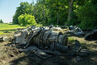 Mayday - Alarm im Cockpit – Das rechte Triebwerk von Air Midwest Flight 105 zeigt Anzeichen dafür, dass es sich in den Sekunden vor dem Aufprall der DC-9, bei dem alle 31 Menschen an Bord ums Leben kamen, mitten in der Luft gelöst hat. (Cineflix 2024/Shay Markowitz)