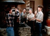 Die Waltons – Ben (Eric Scott, l.) repariert die berühmte Rezeptmaschine der Baldwin Schwestern Miss Mamie (Helen Kleeb, Mitte l.) und Miss Emily (Mary Jackson, Mitte r.). Jim Bob (David W. Harper, r.) hilft ihm dabei.