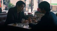 Tokyo Vice – Der Journalist Jun „Trendy“ Shinohara (Takaki Uda) trifft sich mit seinem Liebhaber Jason Aoki (Aoi Takeya), der ihn mit Insiderinformationen aus der US-Botschaft versorgt.