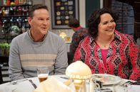 The Middle – Frankie und Mike genießen am Valentinstag die Gesellschaft von Ron (Sean O'Bryan, l.) und Nancy (Jen Ray, r.) Donahue. Doch als Mike Frankie keine Rose schenken will, ist diese bitter enttäuscht. In der Zwischenzeit muss Brick einen Aufsatz über die Liebe schreiben ...