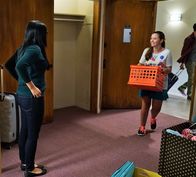 Modern Family – v.li.: Alex Dunphy (Ariel Winter), Maisie (Chloe Csengery)