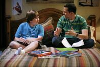 Two and a Half Men – Jake Harper (Angus T. Jones, l.); Alan Harper (Jon Cryer, r.)